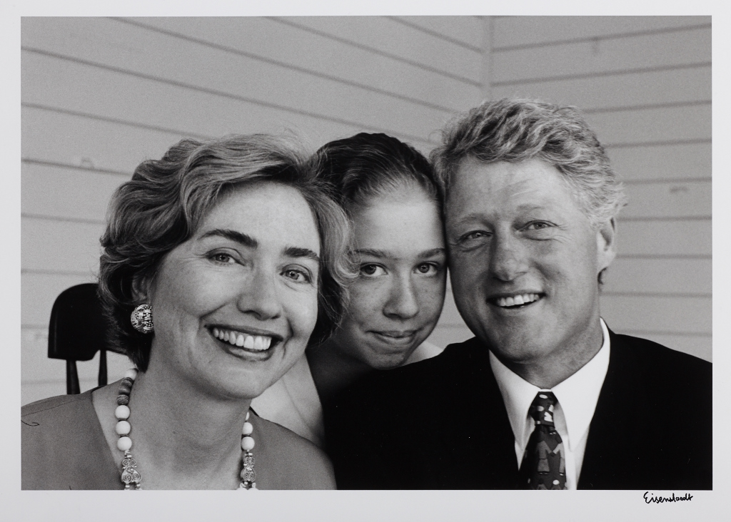 ALFRED EISENSTAEDT (1898–1995) Präsident Clinton und Familie / President Clinton and Family, Martha's Vineyard 1993