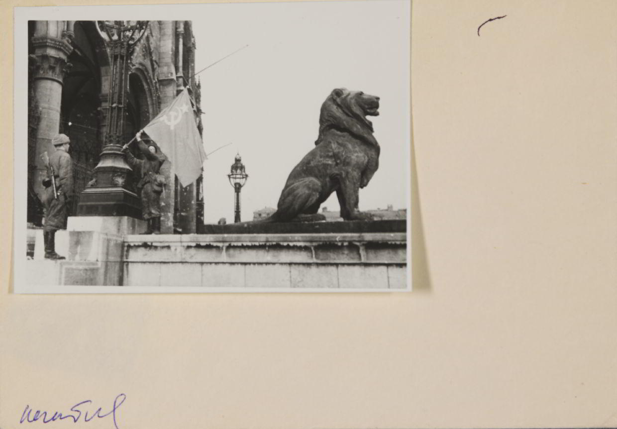 YEVGENI KHALDEI (1917–1997) Die sowjetische Flagge wird gehisst / Raising the Soviet Flag, Berlin May 1945 YEVGENI KHALDEI (1917–1997) Die sowjetische Flagge wird gehisst / Raising the Soviet Flag, Berlin May 1945