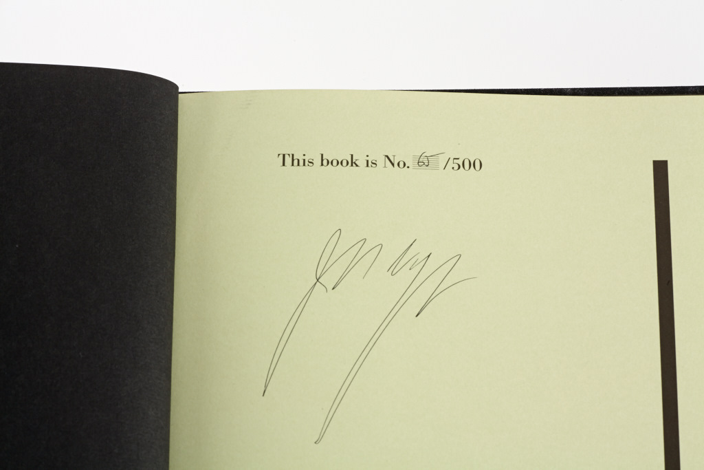 JOHN GOSSAGE (* 1946) ‘Stadt des Schwarz’ Eighteen Photographs of Berlin by John Gossage, Washington D.C.: Loosestrife Editions, 1987