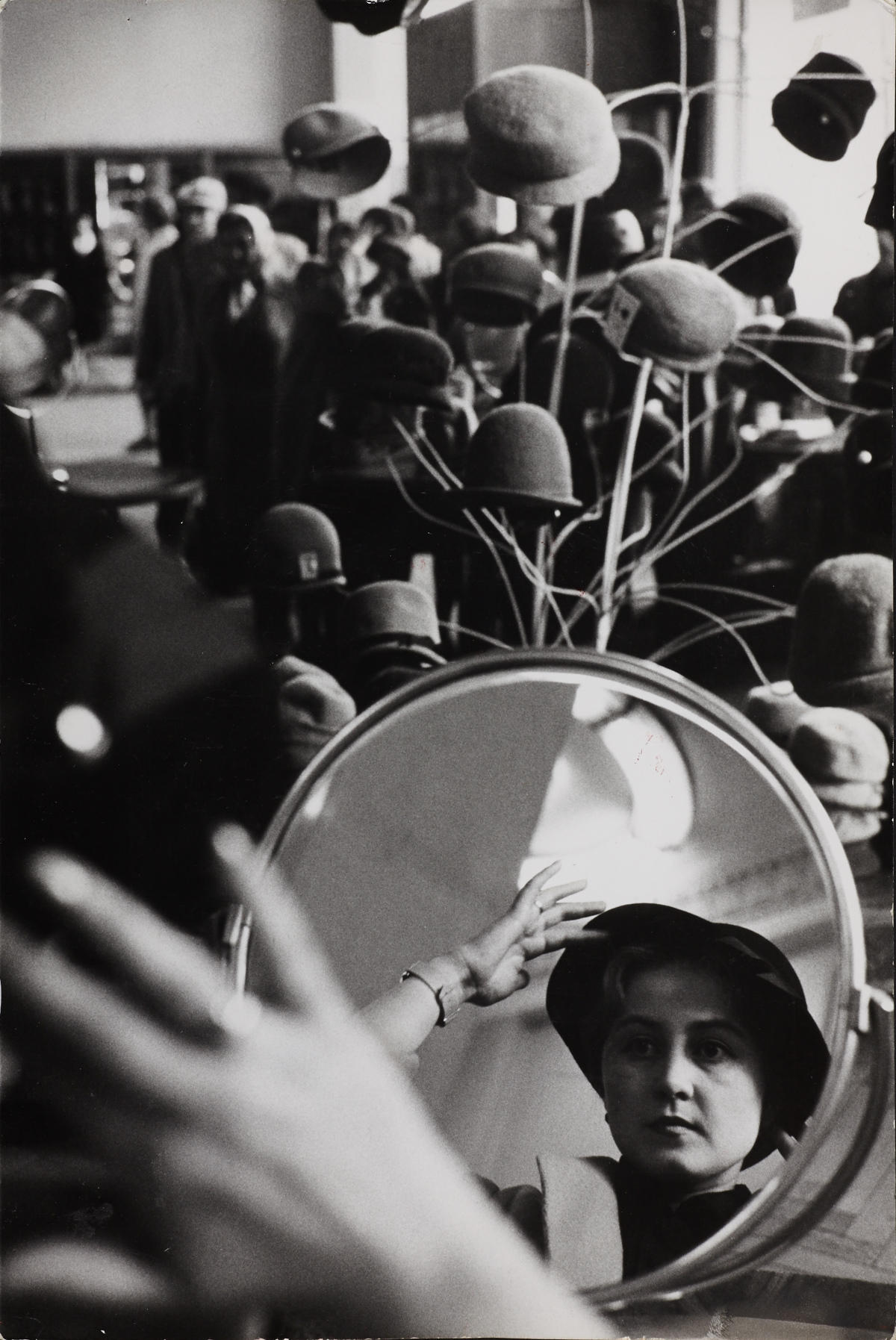 MARC RIBOUD (* 1923) Frau in Hutgeschäft / Woman in millinery shop, 1962 MARC RIBOUD (* 1923) Frau in Hutgeschäft / Woman in millinery shop, 1962