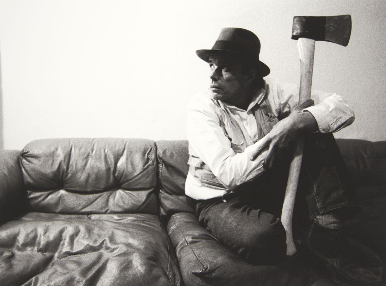 ROBERT LEBECK (1929–2014) Joseph Beuys, Düsseldorf 1970 * ROBERT LEBECK (1929–2014) Joseph Beuys, Düsseldorf 1970 *