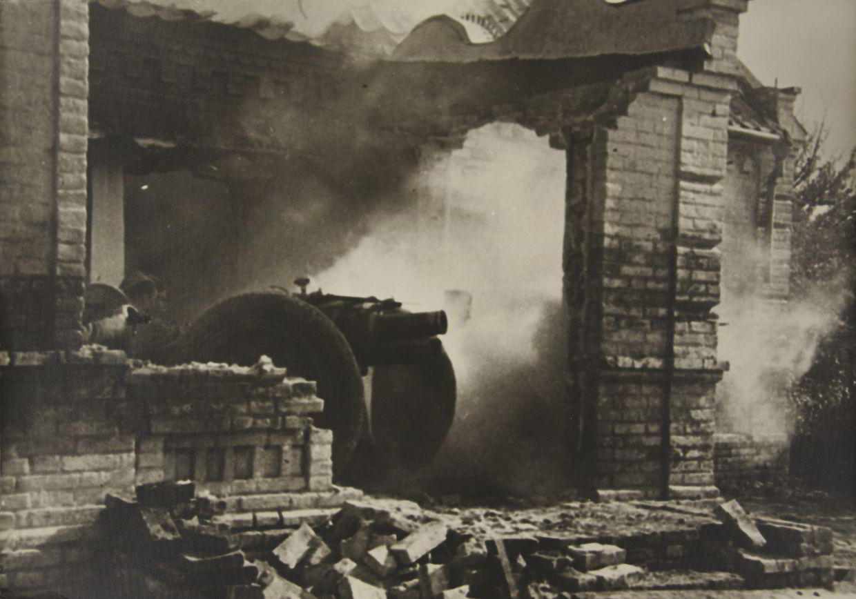 EMMANUIL EVZERIKHIN (1911–1984) Militärposten in der Nähe von Stalingrad / Military Position near Stalingrad, USSR 1942