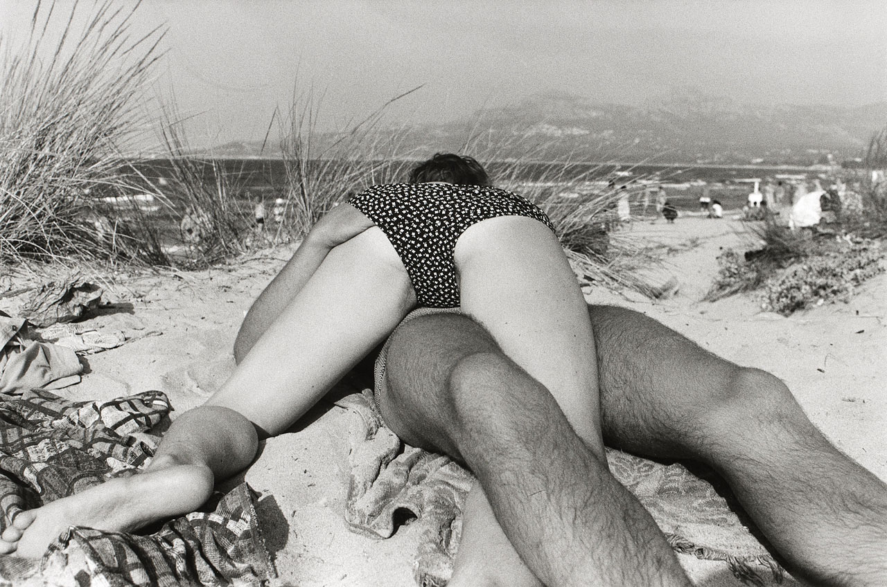 GIL RIGOULET (* 1955) - Couple on beach, Calvi Corsica, France 1981