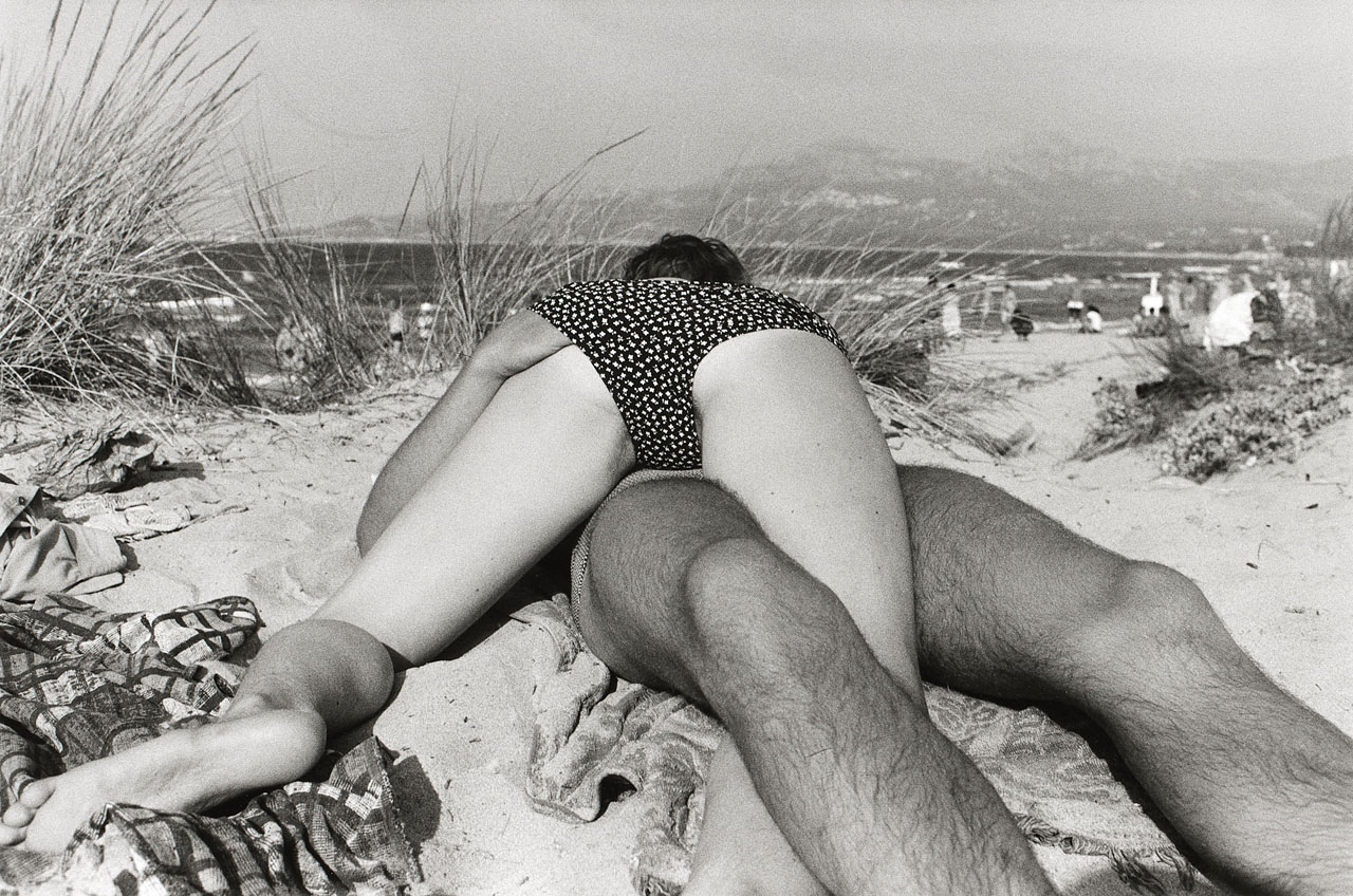 GIL RIGOULET (* 1955) - Couple on beach, Calvi Corsica, France 1981 GIL RIGOULET (* 1955) - Couple on beach, Calvi Corsica, France 1981