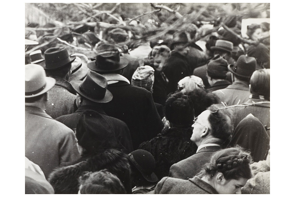 Robert Capa, Crowd