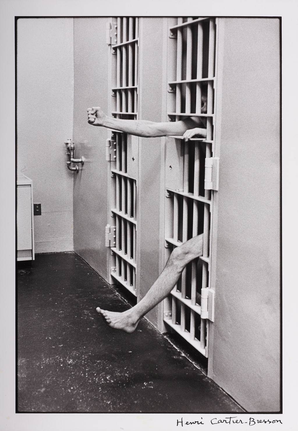 HENRI CARTIER-BRESSON (1908–2004) Zelle in einem Mustergefängnis / Cell in a model prison Prisoner, New Jersey 1975