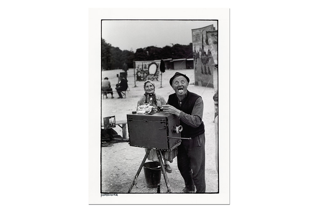 Pavel Vácha (*1940), Fotograf am Jahrmarkt / Photographer at the County-Fair