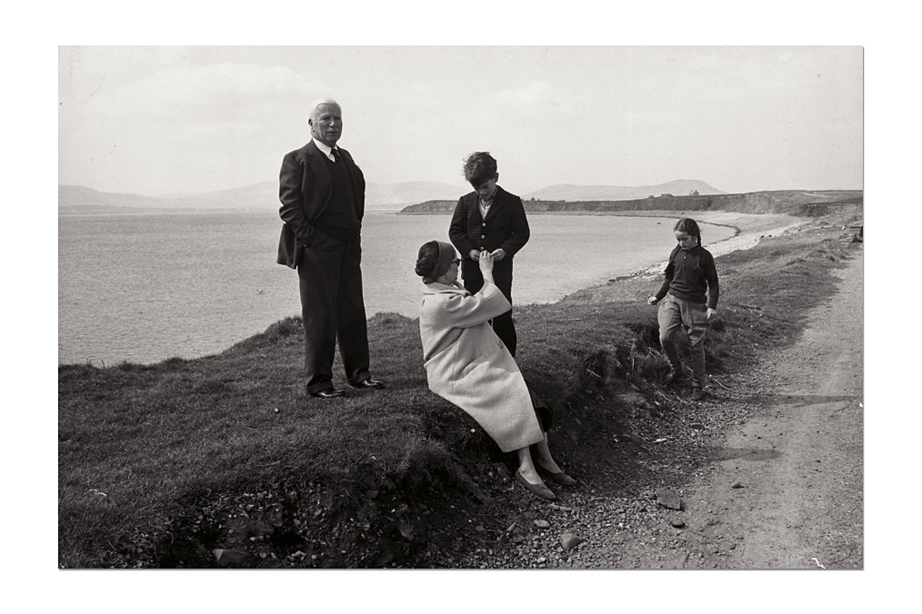 Visa-Distribution Agency, Charles Chaplin mit zwei seiner Kinder / Charles Chaplin with two of his children