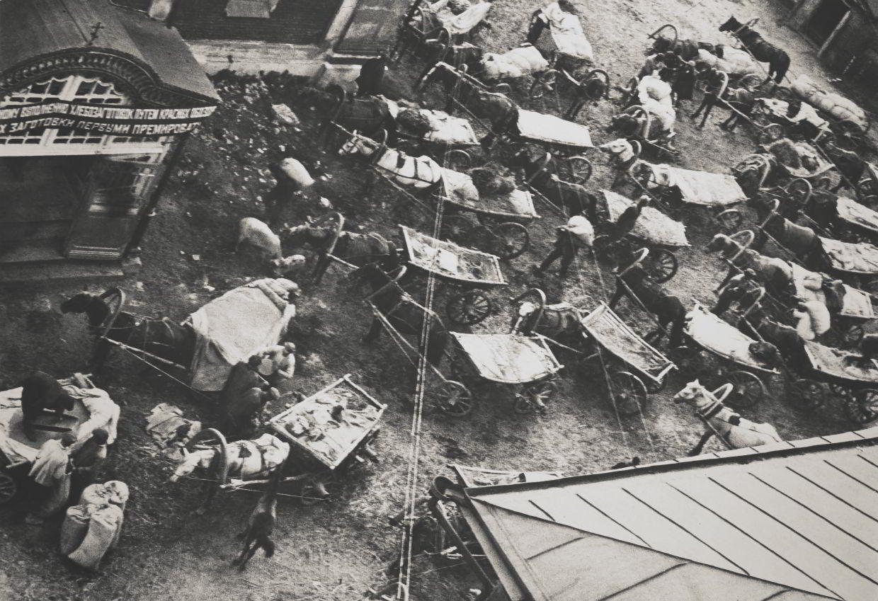 IVAN SHAGIN (1904–1982) Staatliche Brotauslieferung mittels Pferdekarren / The bread giving to the state via horse-drawn carts, USSR 1928 IVAN SHAGIN (1904–1982) Staatliche Brotauslieferung mittels Pferdekarren / The bread giving to the state via horse-drawn carts, USSR 1928