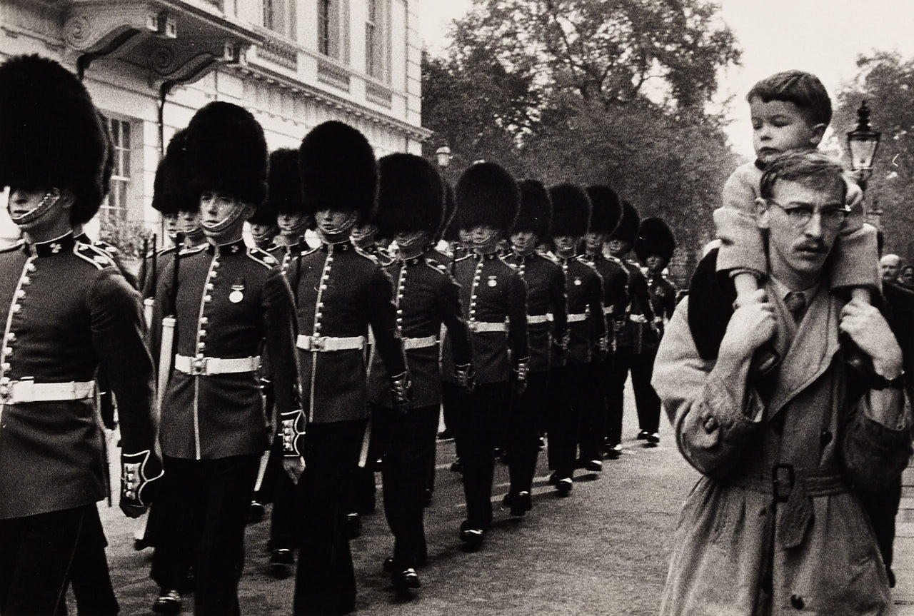 BRUCE DAVIDSON (* 1933) Queen's guard marching (from ‘England/Scotland), London 1960