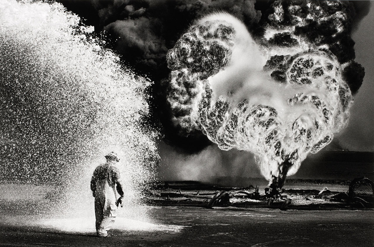 SEBASTIÃO SALGADO (* 1944) - Greater Burhan Oil Field, Desert on Fire, Kuwait 1991 SEBASTIÃO SALGADO (* 1944) - Greater Burhan Oil Field, Desert on Fire, Kuwait 1991