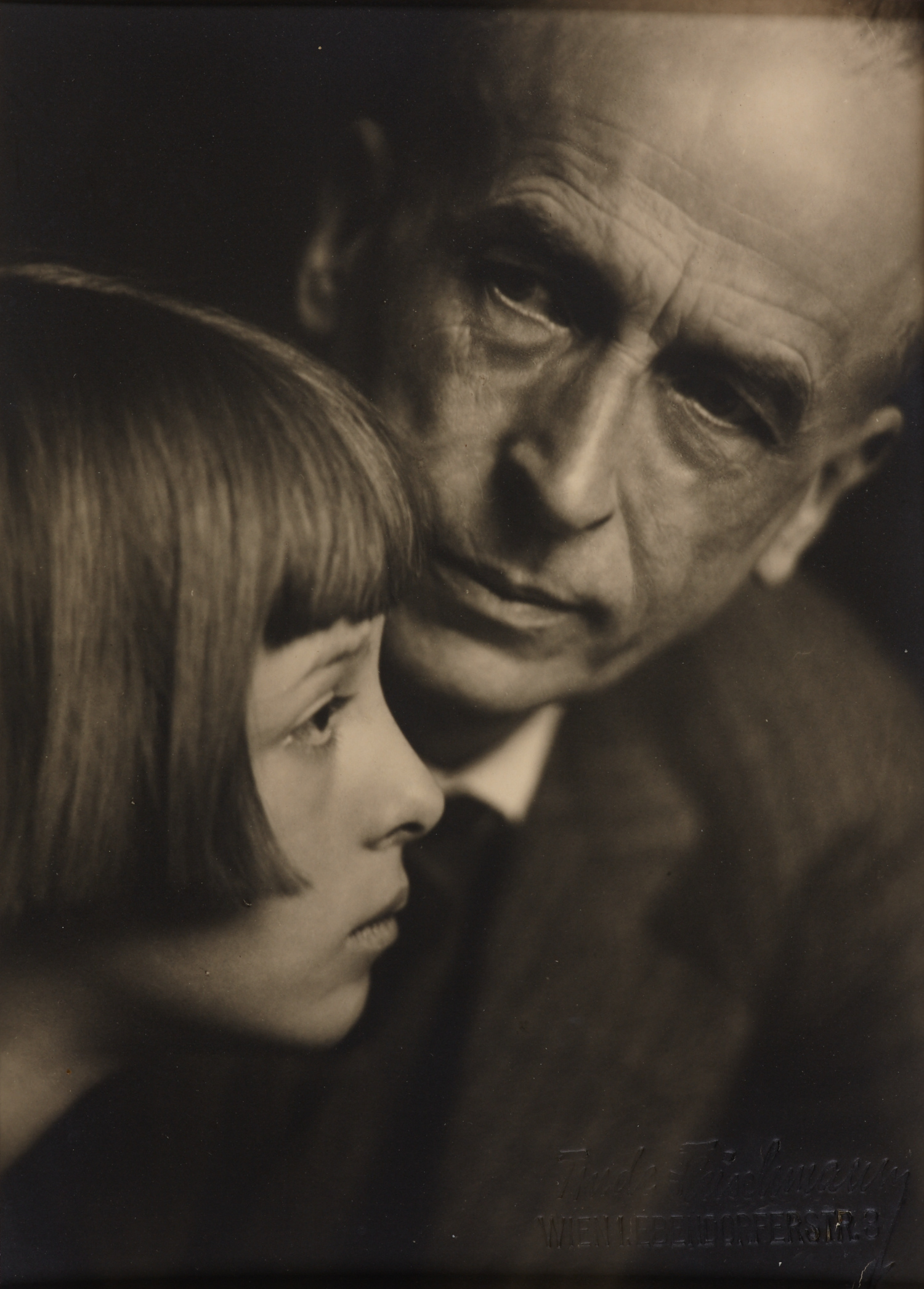 TRUDE FLEISCHMANN (1895–1990) Artist and writer Ernst Wagner with his daughter Christl, Vienna c. 1929