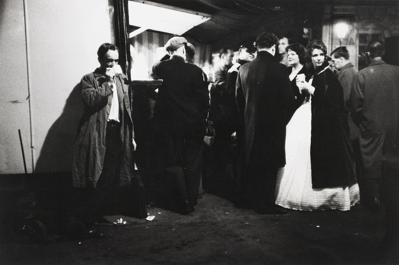 BRUCE DAVIDSON (* 1933) - Crowd outside late night coffee stand, London 1960 BRUCE DAVIDSON (* 1933) - Crowd outside late night coffee stand, London 1960