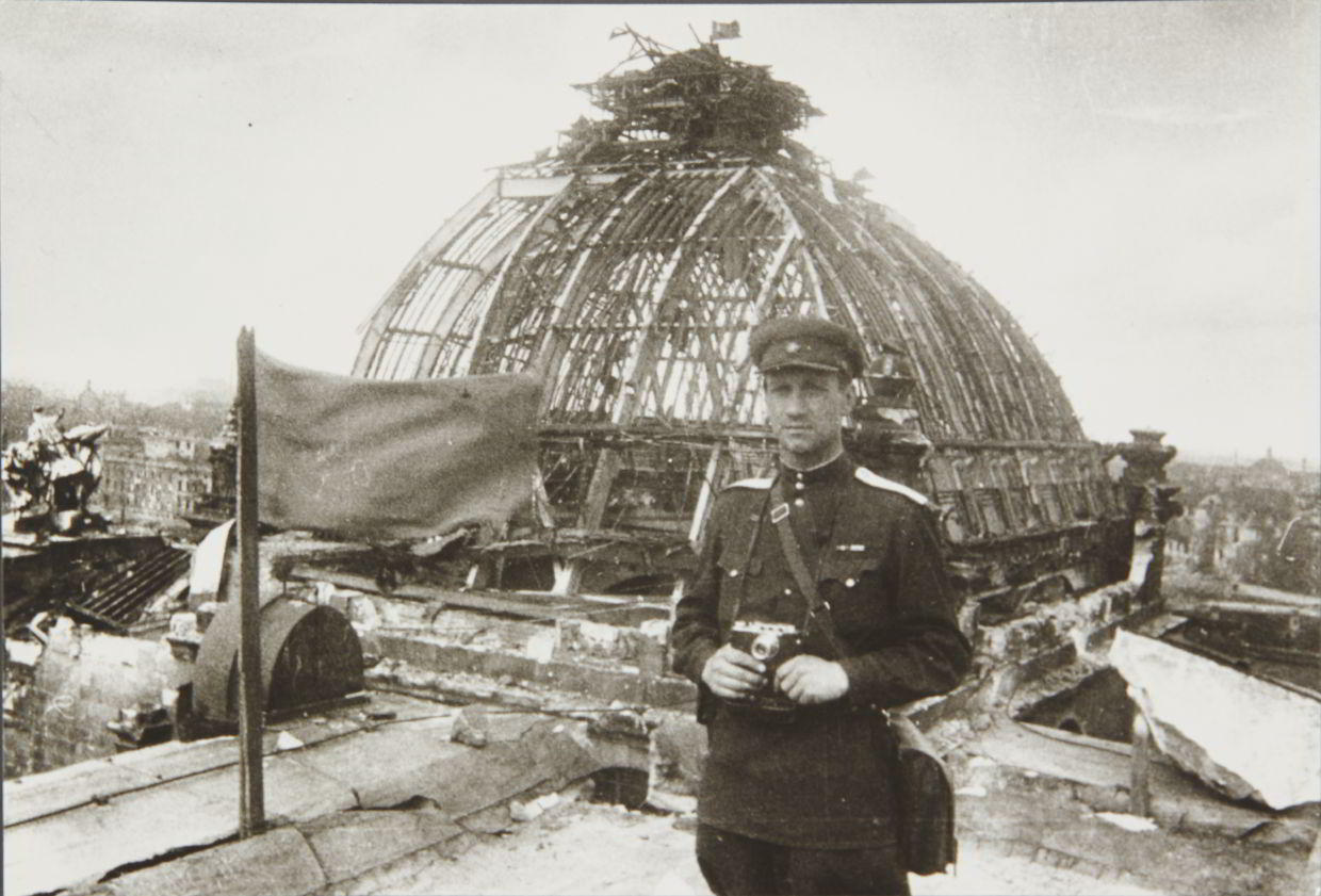 ANONYMOUS PHOTOGRAPHER Kriegsfotograf Boris Vdovienko am Dach des Reichstags / War photographer Boris Vdovienko on the roof of Reichstag, Berlin 1945
