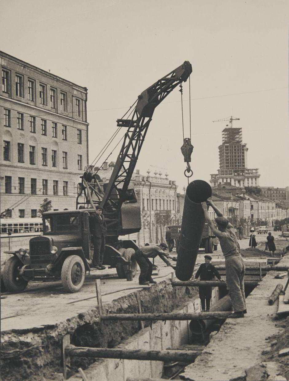 ALEXANDER TARTAKOVSKI Bau eines Heizungssystems / Heating system construction, Tchaikocsky's Street, Moscow 1950 ALEXANDER TARTAKOVSKI Bau eines Heizungssystems / Heating system construction, Tchaikocsky's Street, Moscow 1950