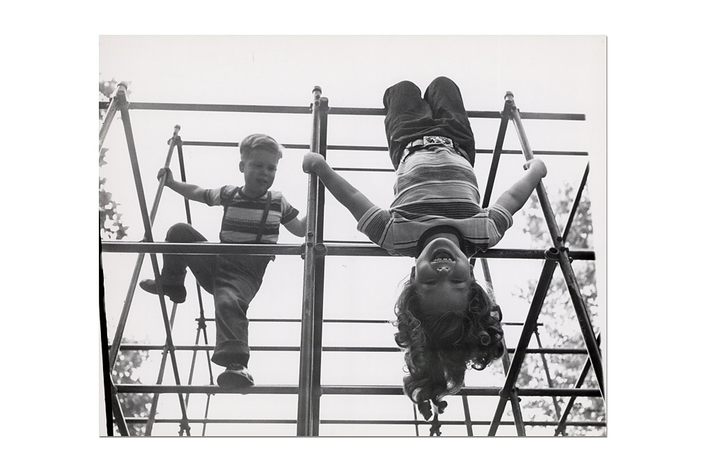 Philippe Halsman (1906-1979), Kinder auf einem Klettergerüst / Children playing on a climbing frame