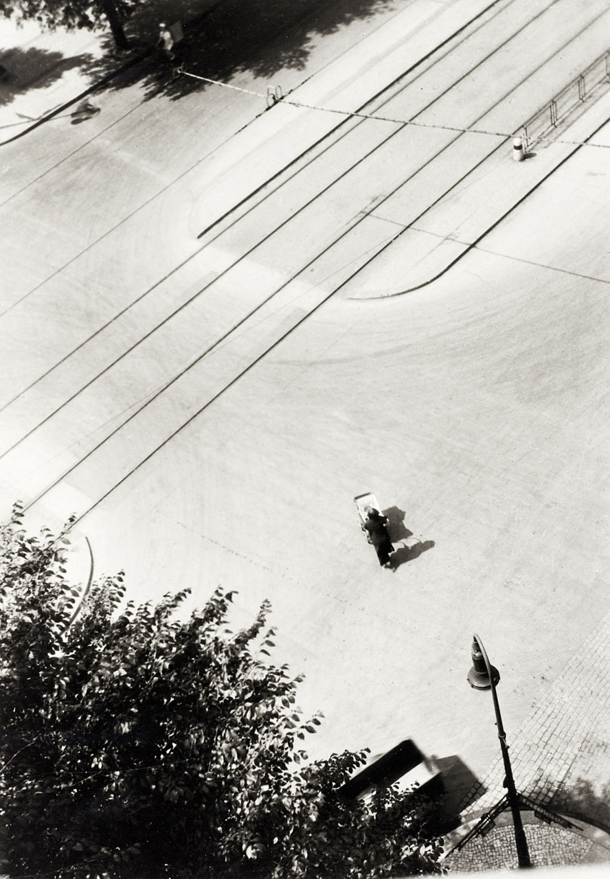 GYÖRGY KEPES (1906–2002) - Berlin, Street scene from above, 1931 GYÖRGY KEPES (1906–2002) - Berlin, Street scene from above, 1931