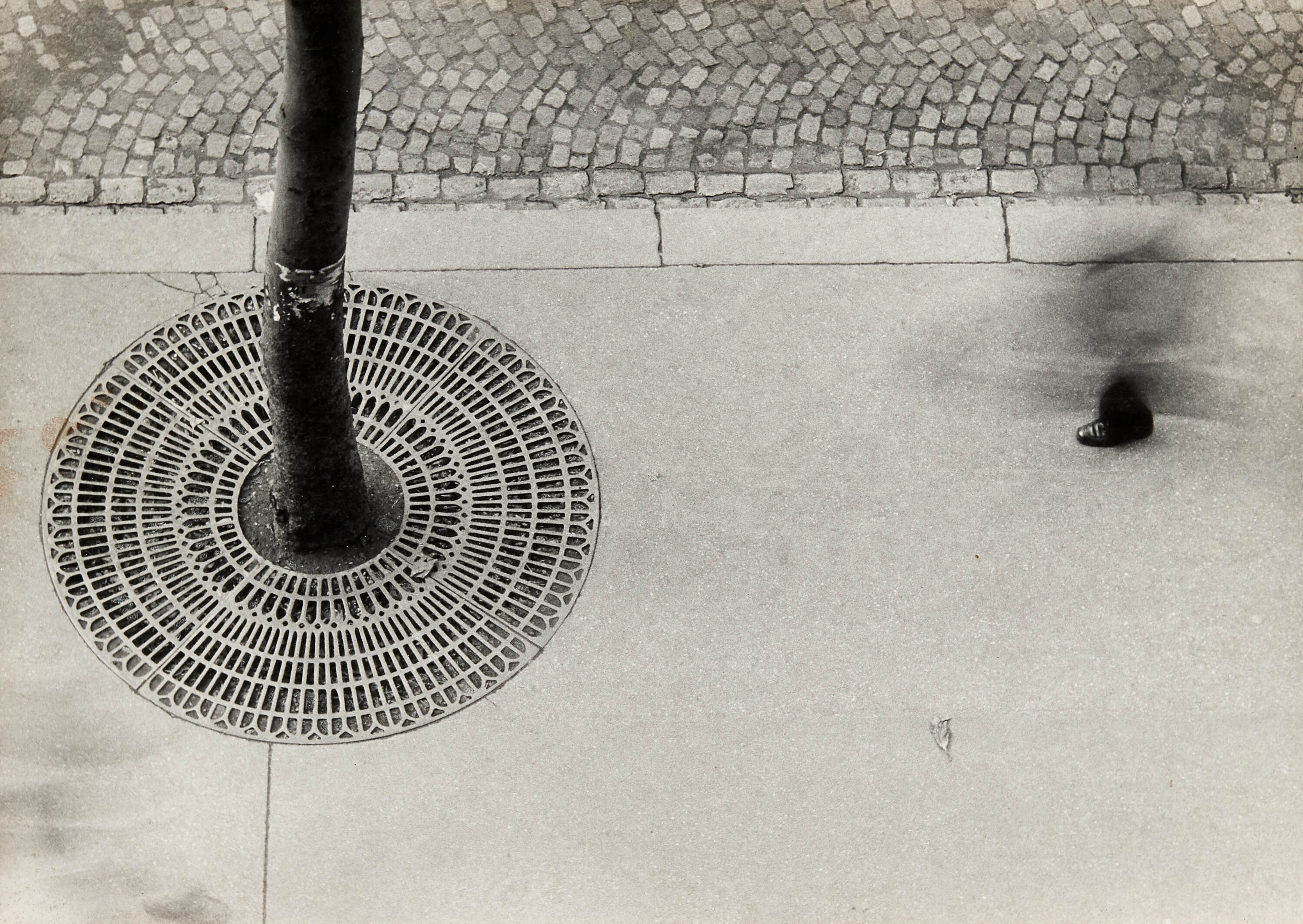 OTTO STEINERT (1915–1978) - Ein-Fuß-Gänger, Paris 1950* OTTO STEINERT (1915–1978) - Ein-Fuß-Gänger, Paris 1950*