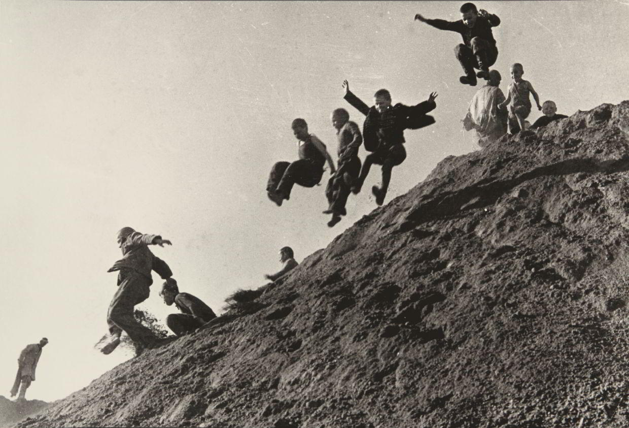 GEORGI ZELMA (1906–1984) Ankunft am Wasser / Arriving at the water, USSR 1937 GEORGI ZELMA (1906–1984) Ankunft am Wasser / Arriving at the water, USSR 1937