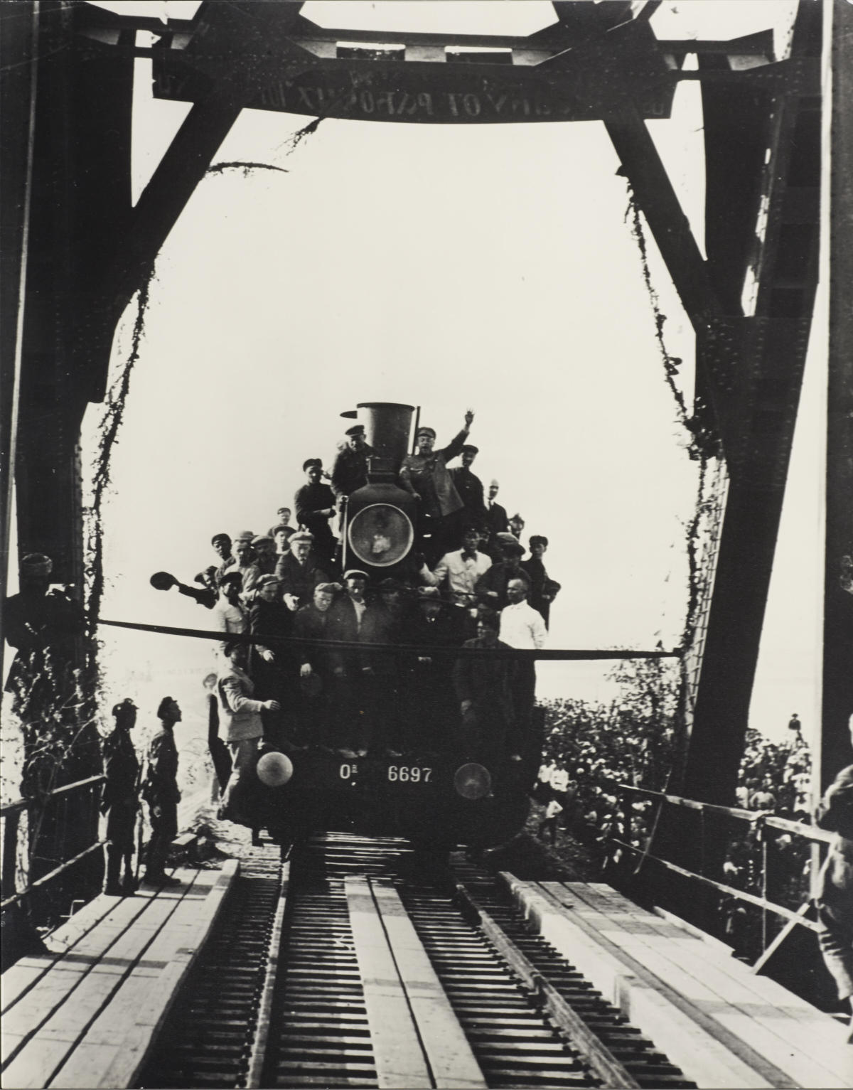 MAX ALPERT (1899–1980) Der erste Zug auf der Strecke der Turksib / The first train of the Turkestan Siberian railway, May 1930