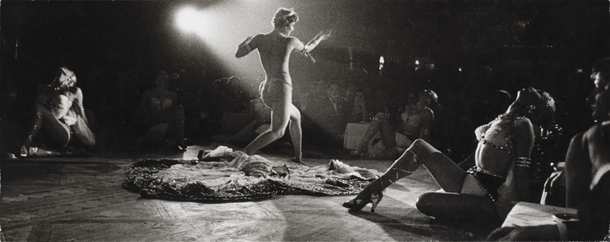 FRANK HORVAT (* 1928) Strip-Tease, Paris late 1950s FRANK HORVAT (* 1928) Strip-Tease, Paris late 1950s