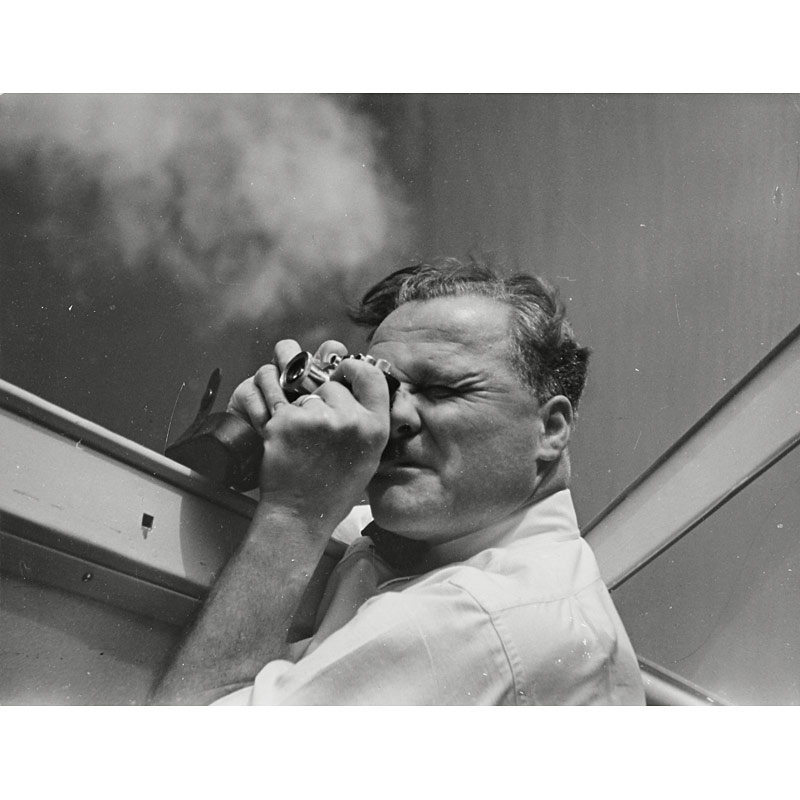 Paul Wolff (1887–1951), Taking photographs with the Leica from the airship ›Graf Zeppelin‹