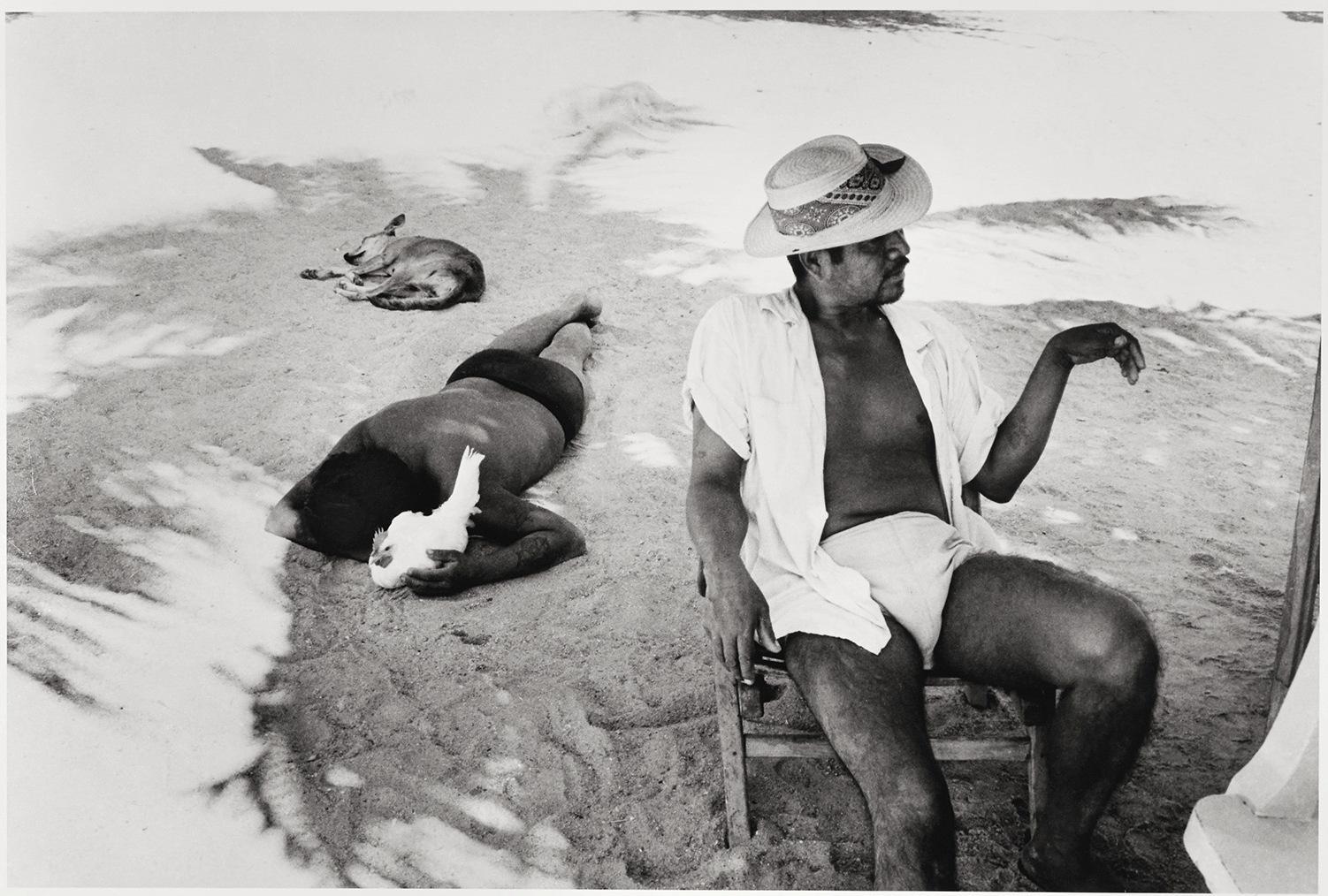 MARC RIBOUD (* 1923) A fisherman takes a nap with his chicken, Acapulco 1958