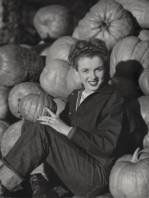 ANDRÉ DE DIENES (1913–1985) Marilyn Monroe, Tobey Beach 1949