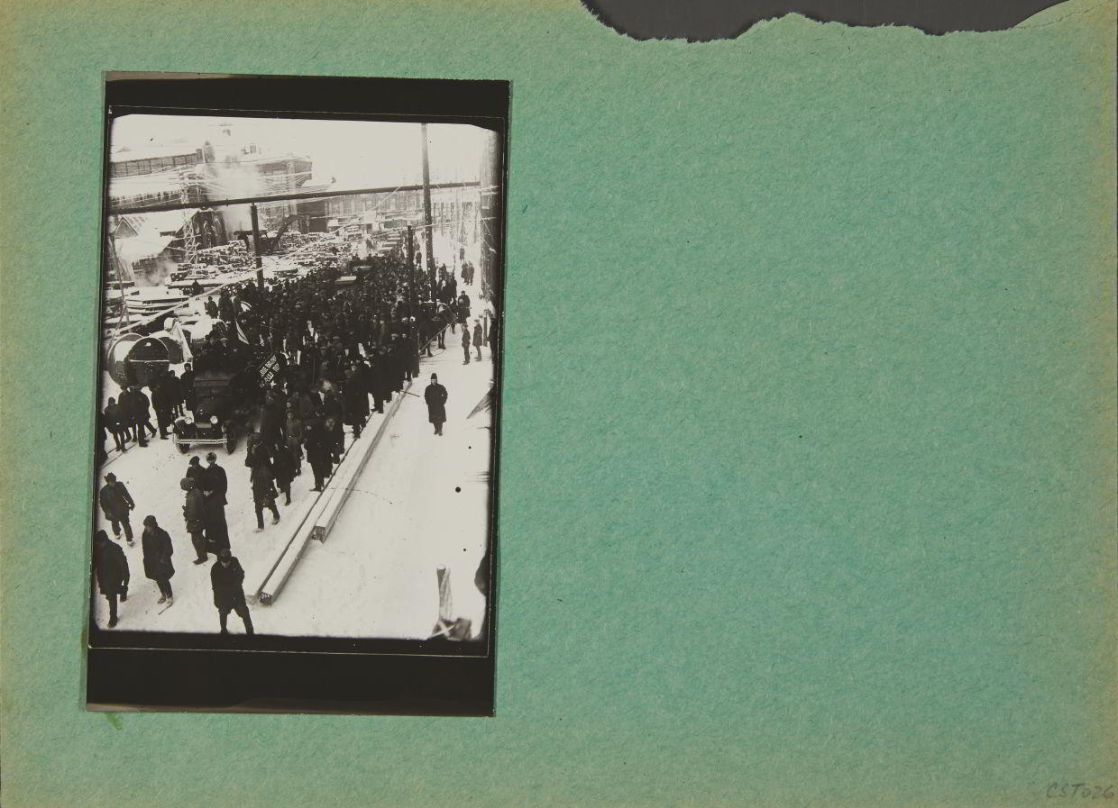 ARKADY SHAIKHET (1898–1957) Veranstaltung in einer Autofabrik / Event at a Automobile Plant, USSR 1930s ARKADY SHAIKHET (1898–1957) Veranstaltung in einer Autofabrik / Event at a Automobile Plant, USSR 1930s