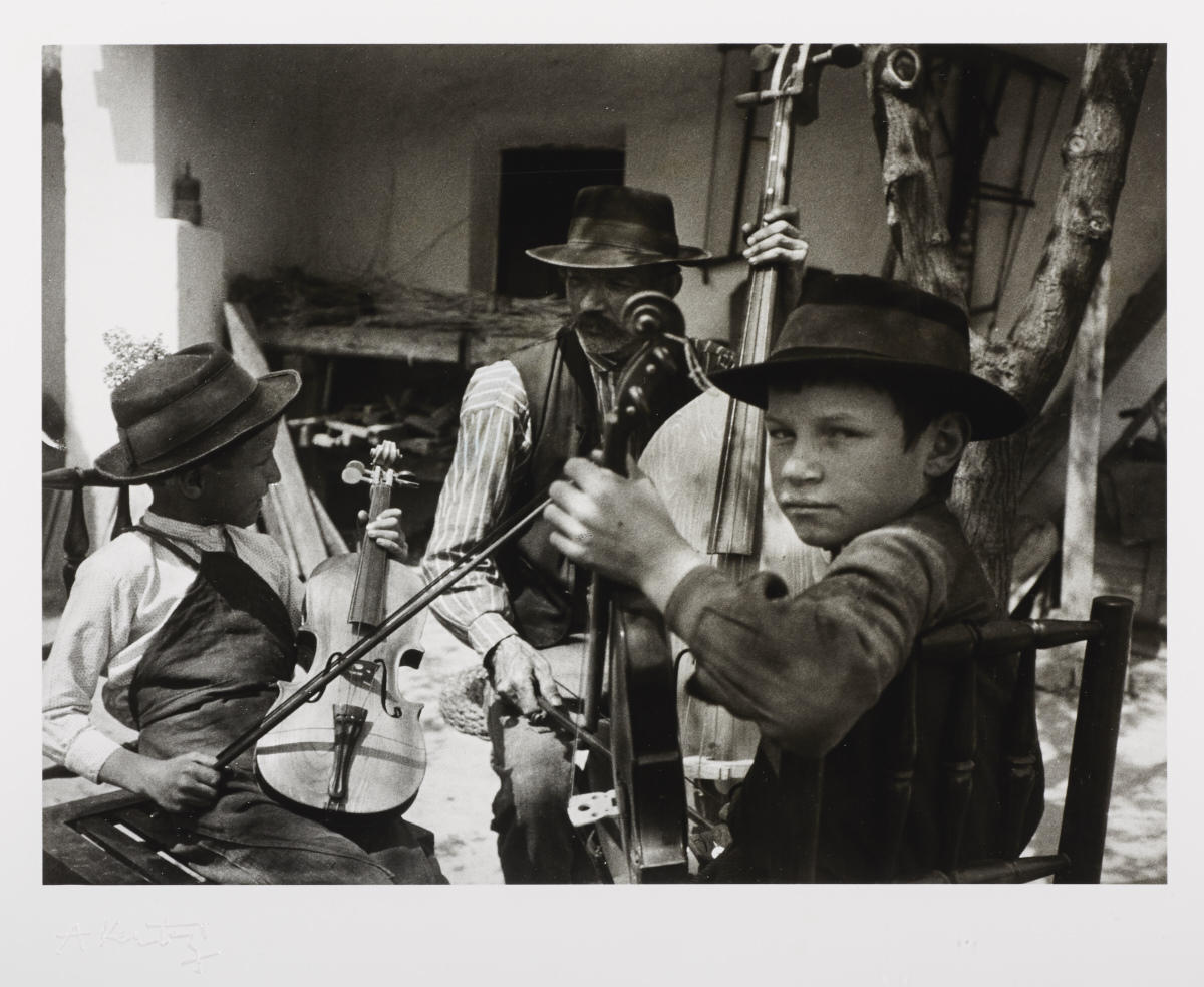 ANDRÉ KERTÉSZ (1894–1985) ‘Trio Sziget’, Raczkeve 1923 ANDRÉ KERTÉSZ (1894–1985) ‘Trio Sziget’, Raczkeve 1923