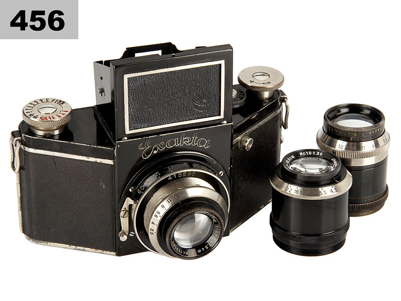 Exakta B  Black outfit