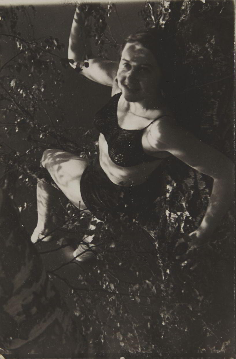 GEORGI ZELMA (1906–1984) Frau in Zweigen / Woman on a tree branch, USSR 1930s GEORGI ZELMA (1906–1984) Frau in Zweigen / Woman on a tree branch, USSR 1930s