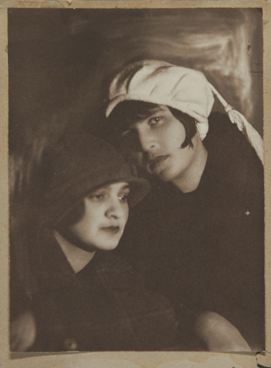 IDA NAPPELBAUM (1900–1993) Olga Nappelbaum mit ihrer Freundin / with her friend Rakhil, USSR 1926