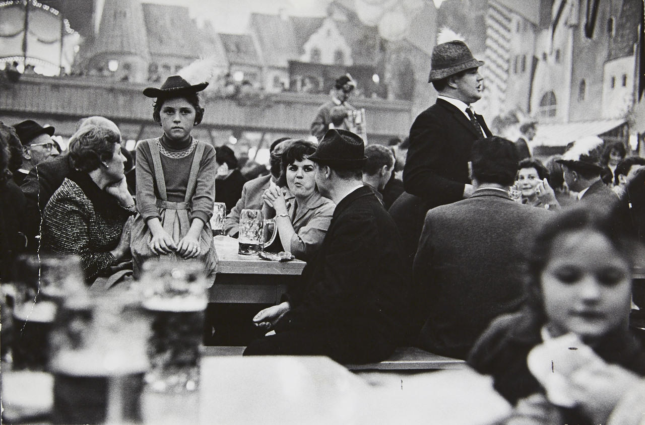 ELLIOTT ERWITT (* 1928) Oktoberfest, Munich 1964 * ELLIOTT ERWITT (* 1928) Oktoberfest, Munich 1964 *