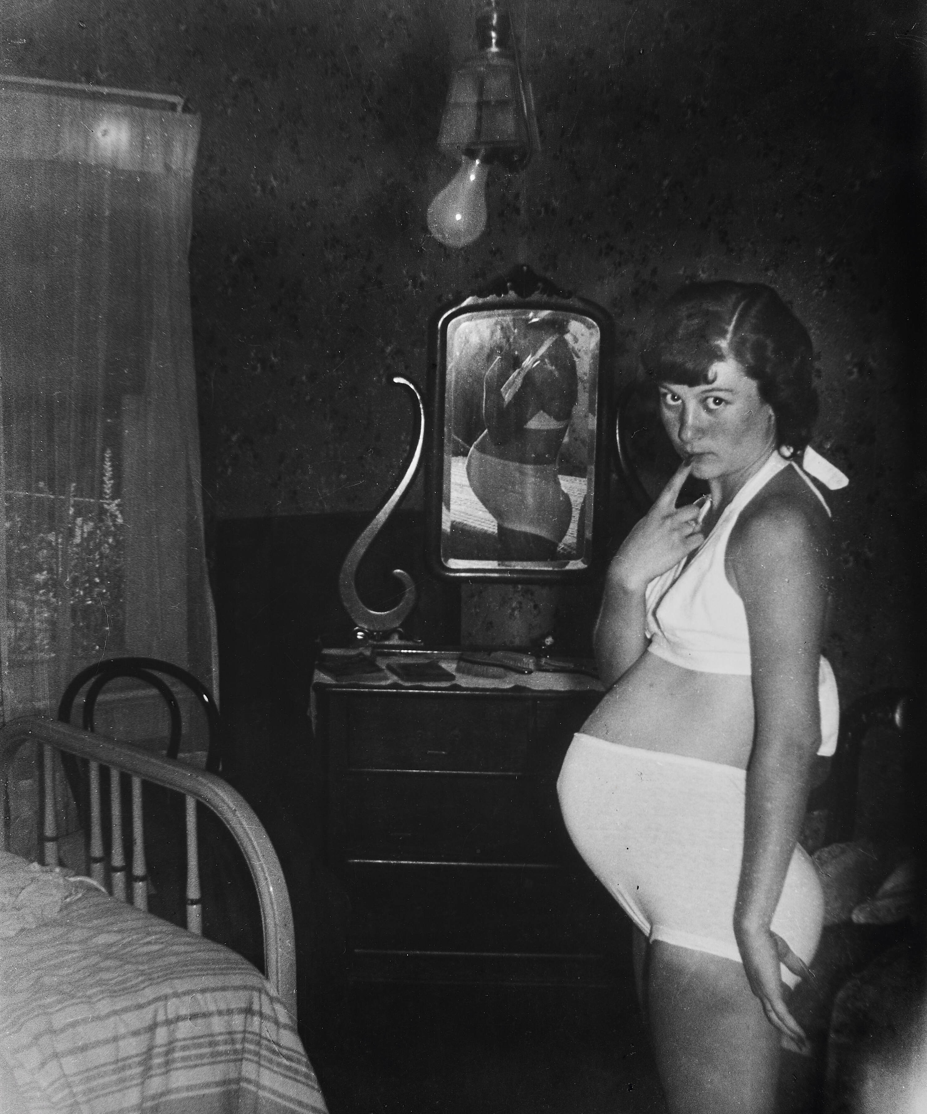 WEEGEE (1899–1968) - Lucinda Pregnant, New York 1945