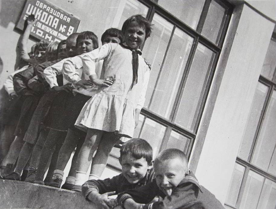 EMMANUIL EVZERIKHIN (1911–1984) Pioniere einer sowjetischen Modell-Schule / Pioneers studying at a Soviet model school, USSR 1936