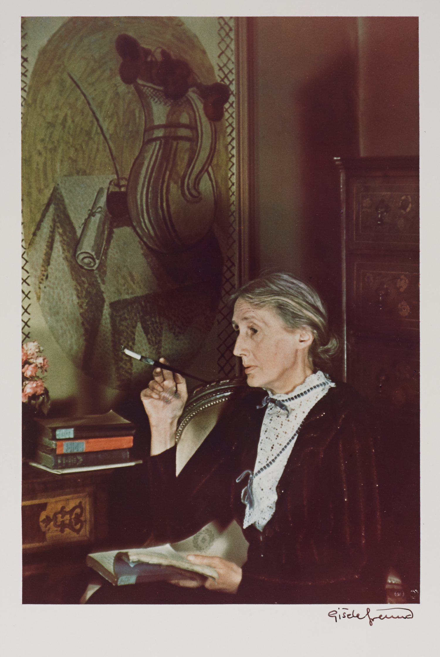 GISÈLE FREUND (1908–2000) Virginia Woolf in front of a painting by her sister Vanessa Bell, London 1937 GISÈLE FREUND (1908–2000) Virginia Woolf in front of a painting by her sister Vanessa Bell, London 1937