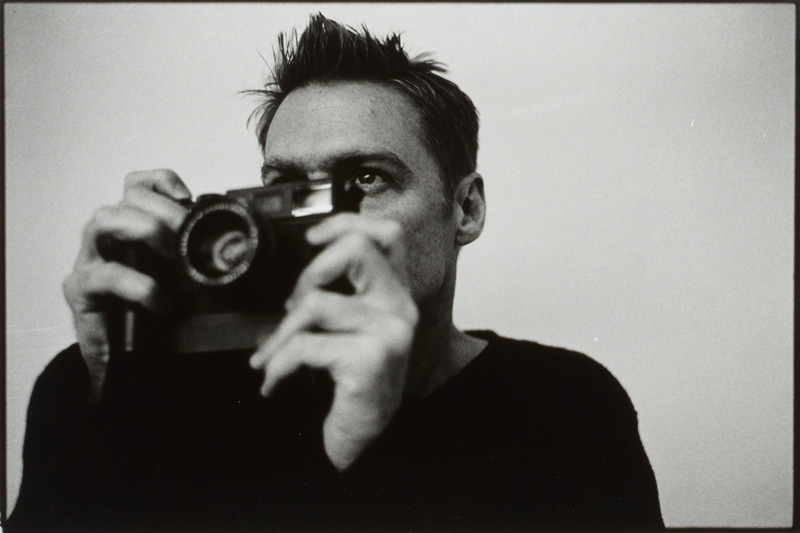 Bryan Adams with his Leica, Michael Agel (* 1970)