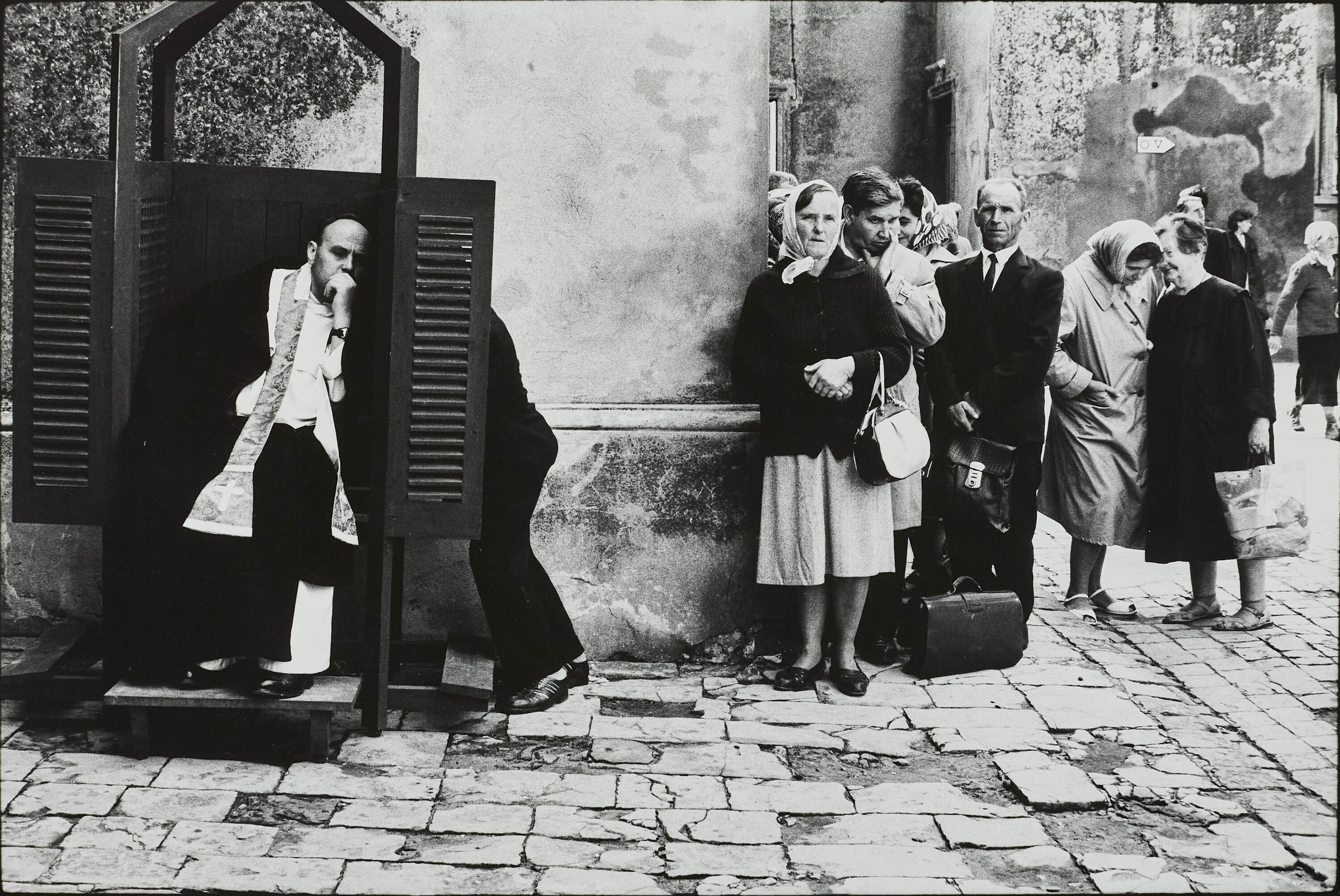 ELLIOTT ERWITT (1928–2023) - Open Air Confession, Poland 1964