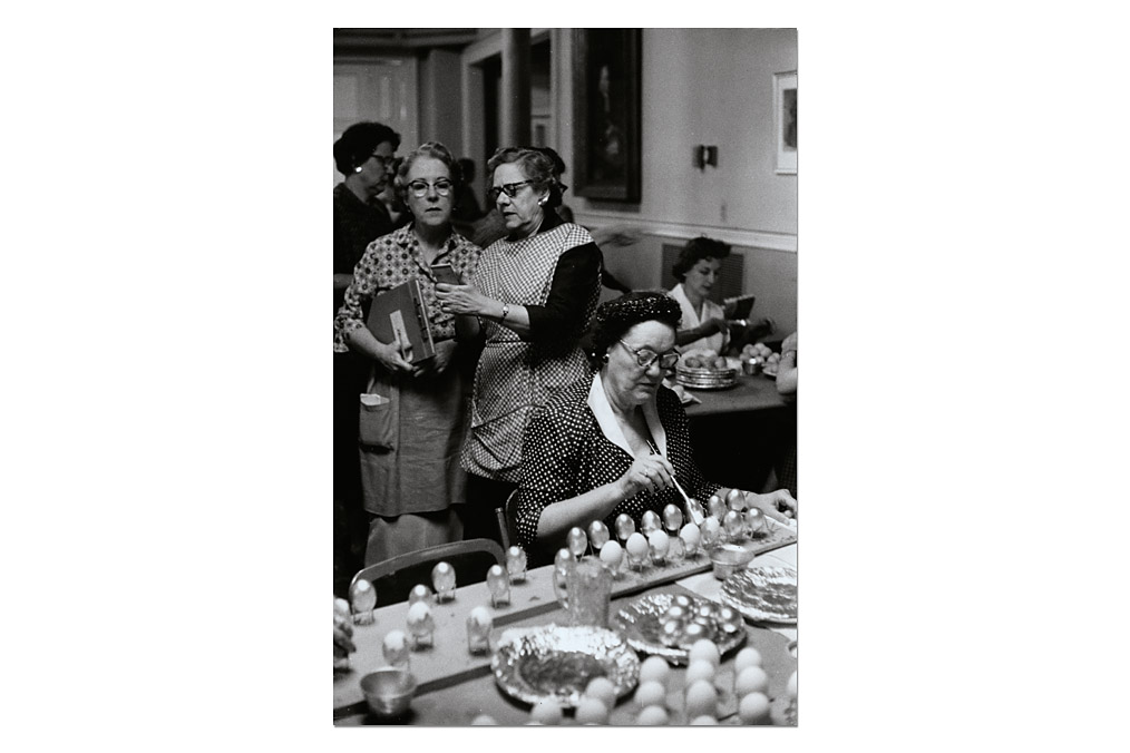 Henri Cartier-Bresson (1908-2004), Ostereiermalerinnen / Easteregg painters