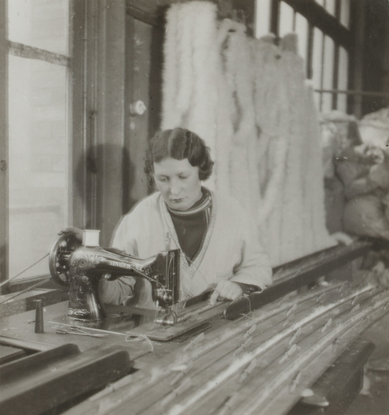 Piqûre des duvets de cygne (from the series Les Plumassières), Germaine Krull (1897-1985)