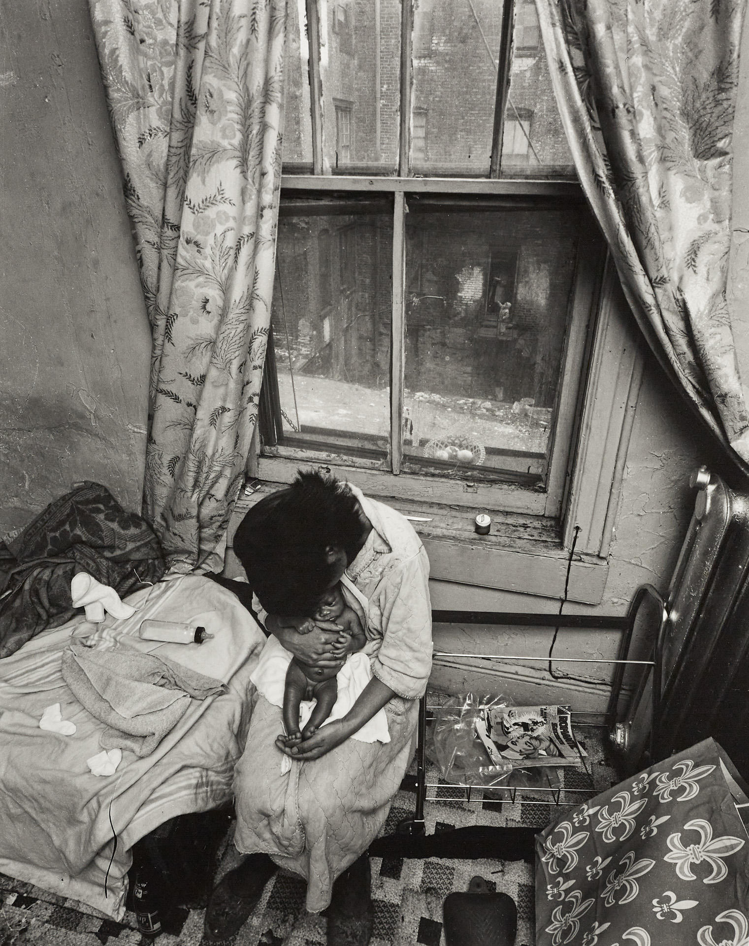 BRUCE DAVIDSON (* 1933) ‘East 100th Street’, New York 1968 * BRUCE DAVIDSON (* 1933) ‘East 100th Street’, New York 1968 *