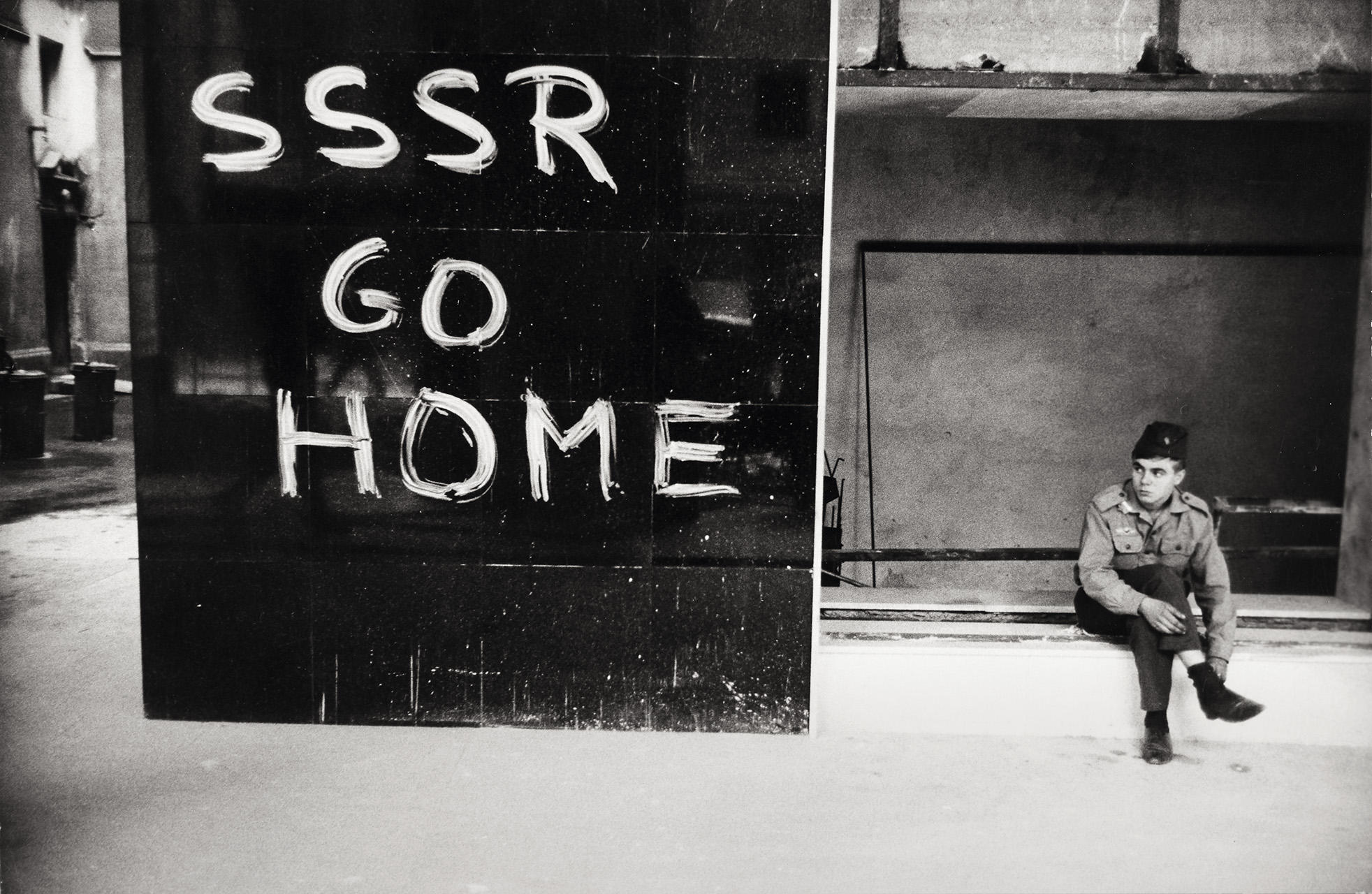 IAN BERRY (* 1934) Prague Spring, Russian soldier relaxes next to a Russia Go Home poster in Wenceslas Square, Prague 1968