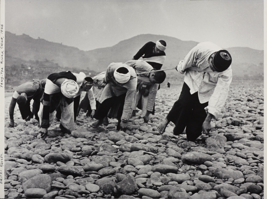 DMITRI KESSEL (1902–1995) Arbeiter ziehen ein Boot ans Ufer / Workers dragging a boat, Yang-Tse River, China 1946