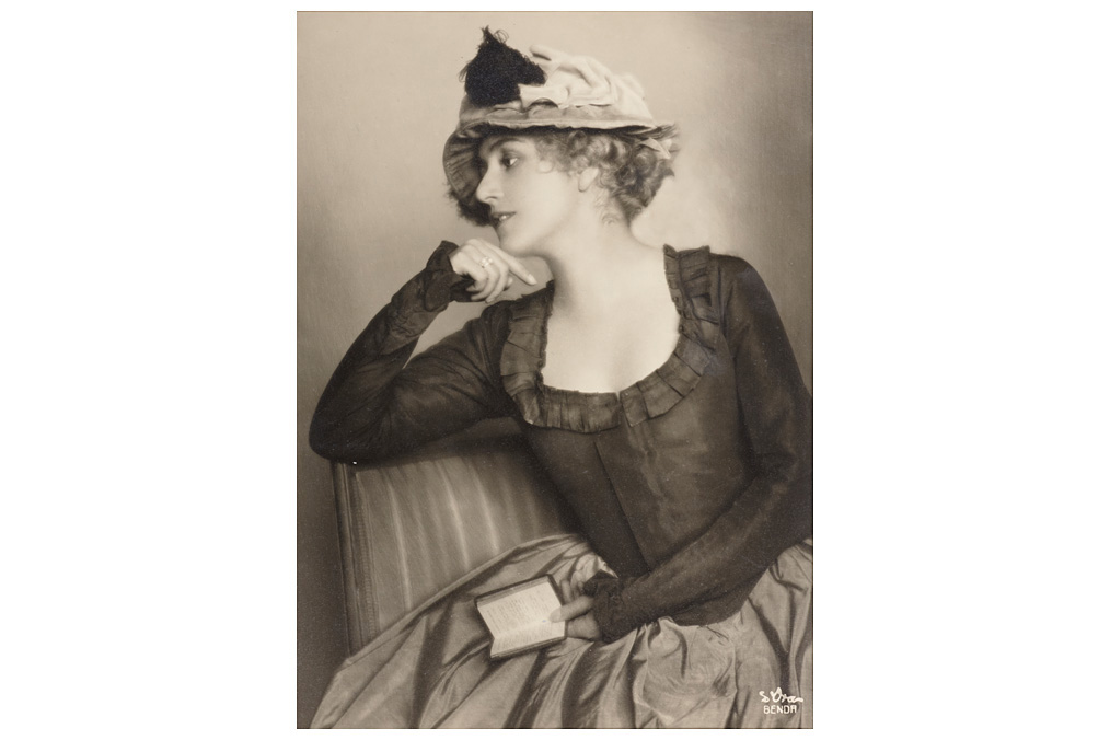 Madame d’Ora & Arthur Benda, Female portrait Madame d’Ora & Arthur Benda, Female portrait