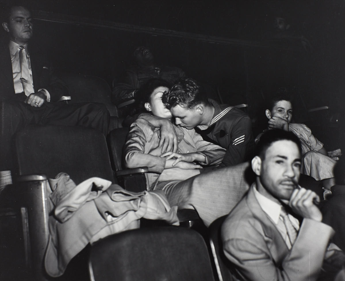 WEEGEE (1899–1968) Liebespaar im Kino / Lovers at the movies (Infrared photograph), Palace Theatre, New York 1945