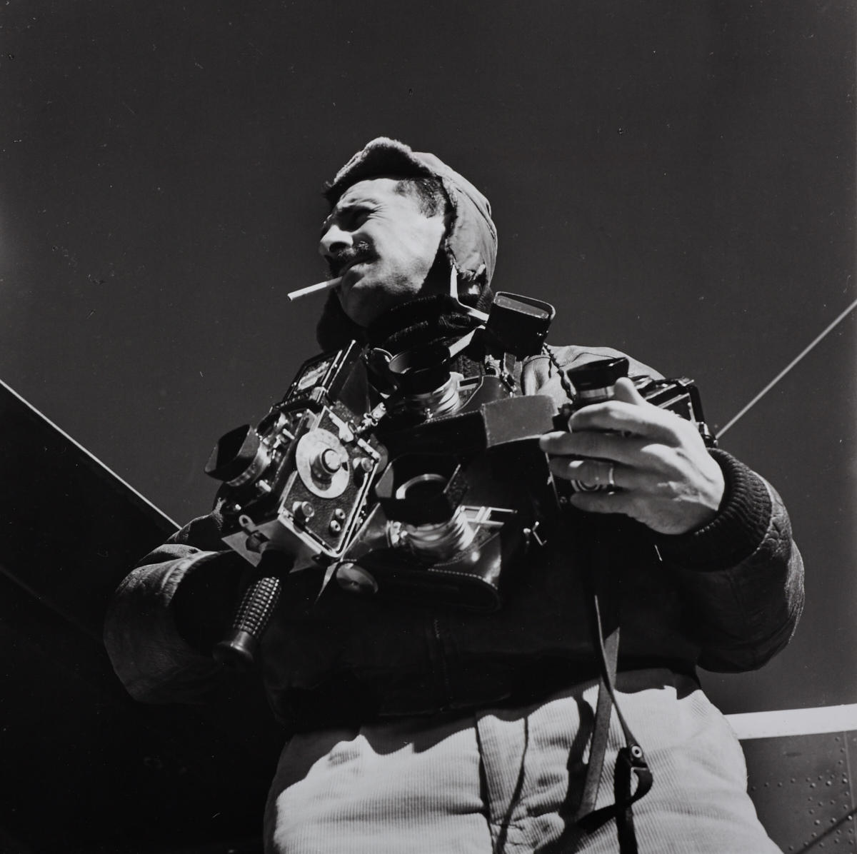 JEAN-PHILIPPE CHARBONNIER (1921–2004) W. Eugene Smith mit zwei Rolleiflex und zwei Leicas / with two Rolleiflex and two Leica cameras, 1960s