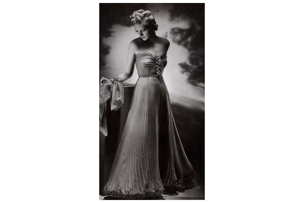Woman wearing evening dress, Atelier WOG / Manassé / Olga Wlassics (1895 - 1981)