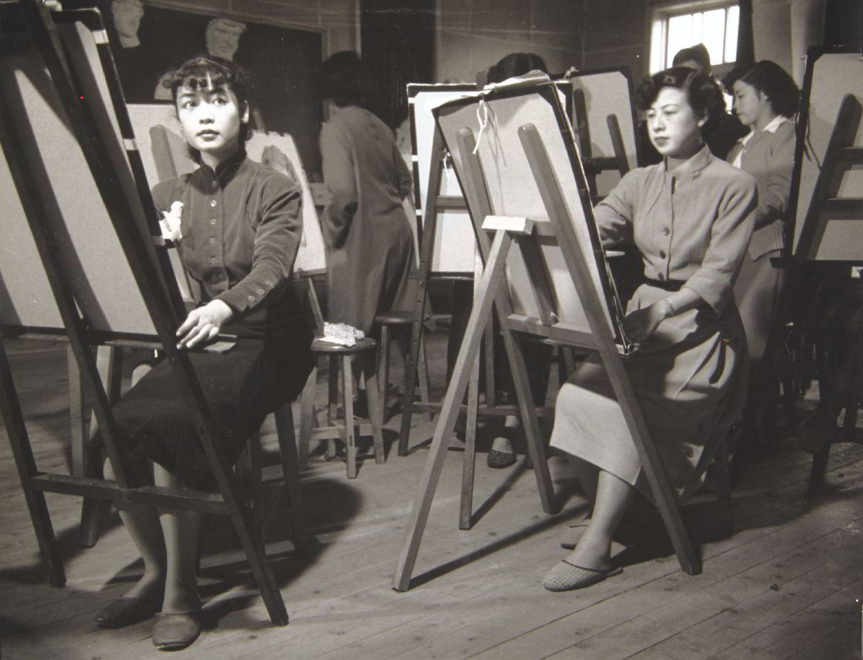 WERNER BISCHOF (1916–1954) Michiko Jinumaon in der Modeschule / at fashion school, Tokyo 1951