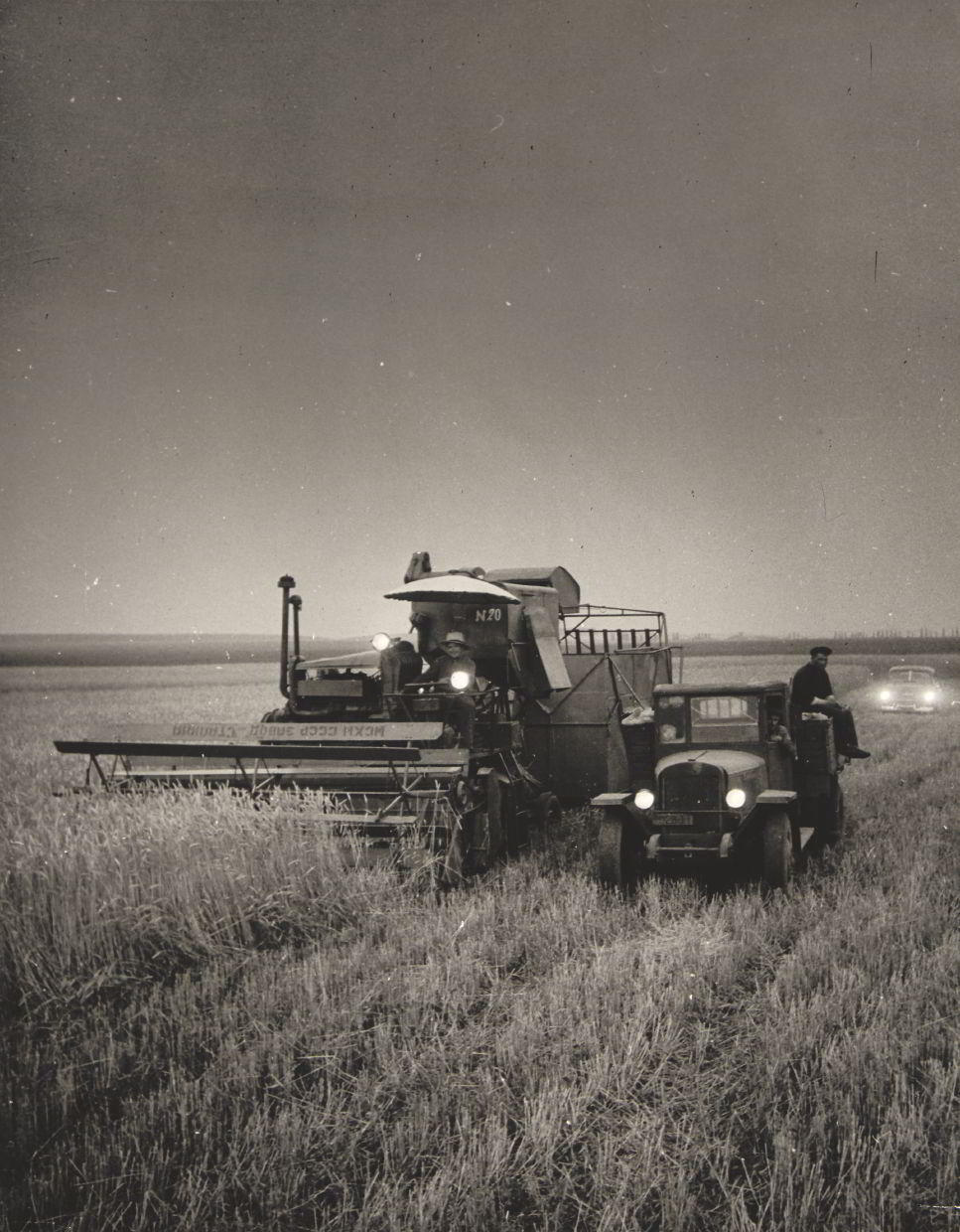 SIMON FRIDLAND (1905–1964) Ernte bei Nacht / Reaping the night harvest, USSR 1930s SIMON FRIDLAND (1905–1964) Ernte bei Nacht / Reaping the night harvest, USSR 1930s